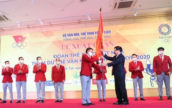Phó Thủ tướng Chính phủ Phạm Bình Minh trao cờ cho ông Trần Đức Phấn - Trưởng Đoàn Thể thao Việt Nam
